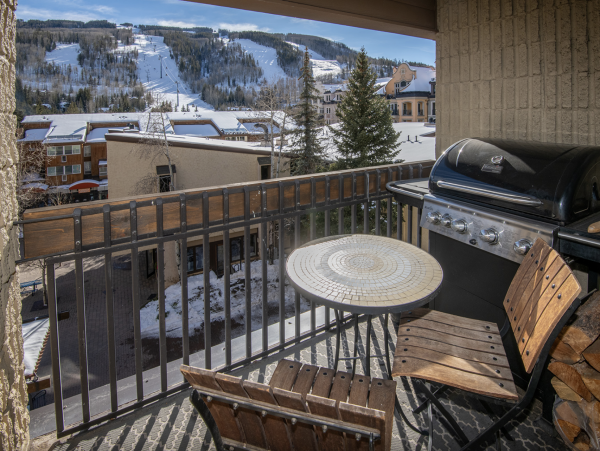 Luxury 2 Bedroom Sleeps 8 - 75 Yards to Gondola- Hot tub